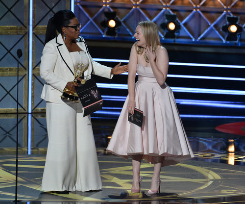 Oprah Winfrey y Elisabeth Moss en los Emmy 2017