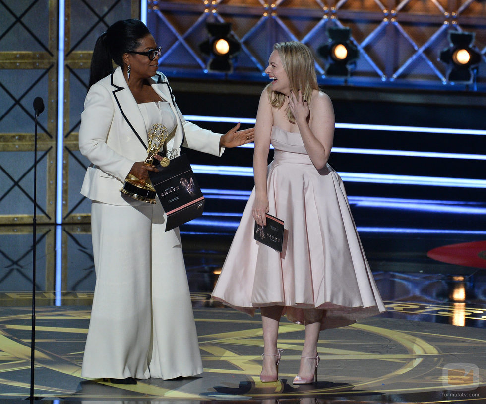Oprah Winfrey y Elisabeth Moss en los Emmy 2017
