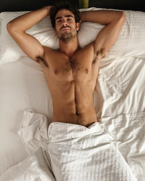 Juan Betancourt, desnudo, posa sexy en su cama