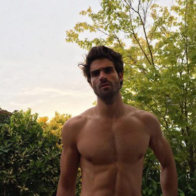 Juan Betancourt, desnudo, posa sin camiseta