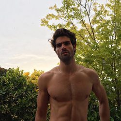Juan Betancourt, desnudo, posa sin camiseta