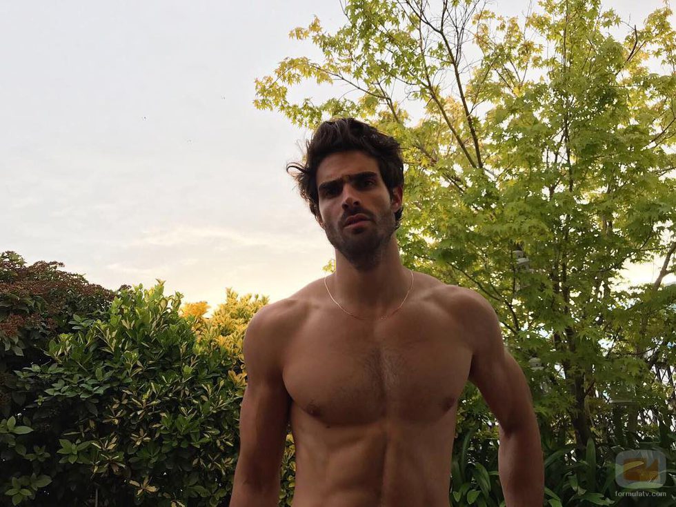 Juan Betancourt, desnudo, posa sin camiseta