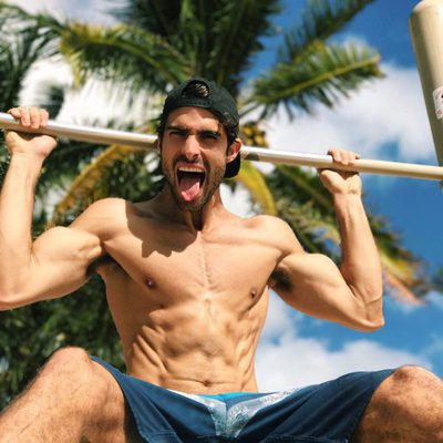 Juan Betancourt, desnudo, saca la lengua mientras se ejercita sin camiseta