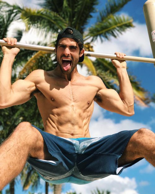 Juan Betancourt, desnudo, saca la lengua mientras se ejercita sin camiseta