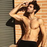 Juan Betancourt, desnudo, posa en calzoncillos