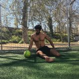 Juan Betancourt, desnudo, posa sexy en el césped