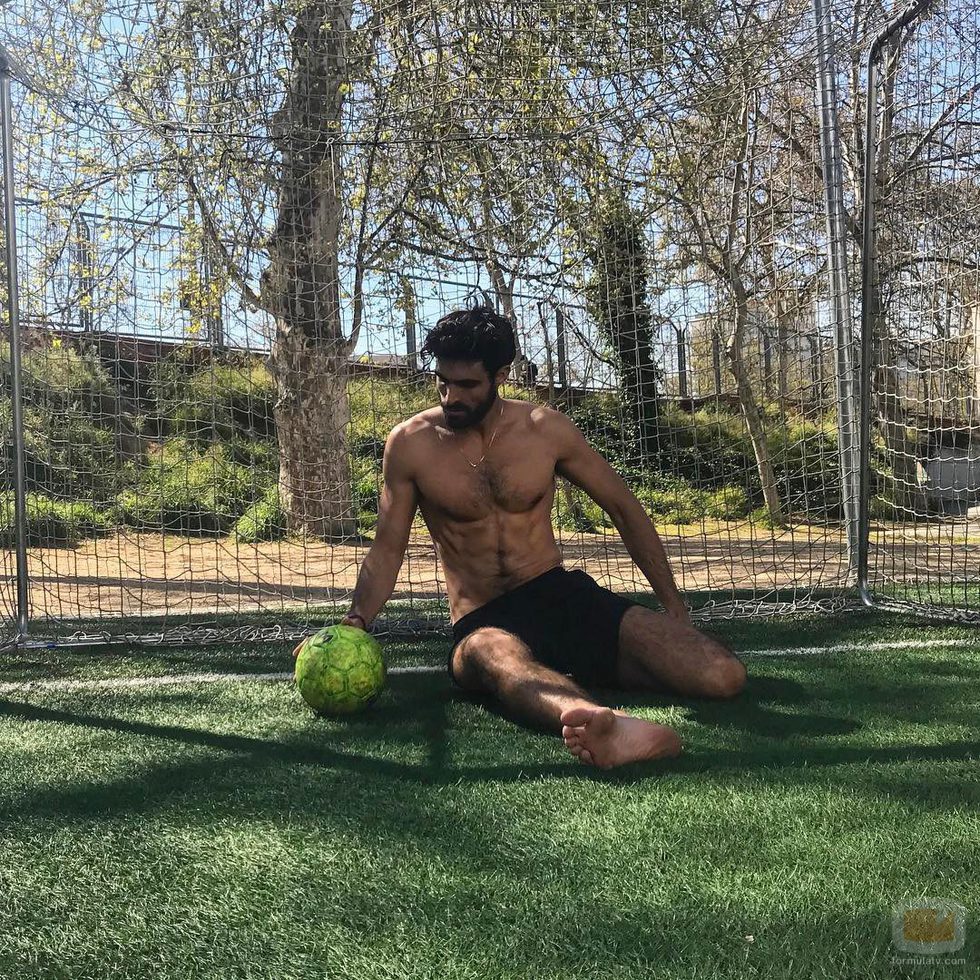 Juan Betancourt, desnudo, posa sexy en el césped