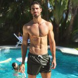 Juan Betancourt, semidesnudo en la piscina