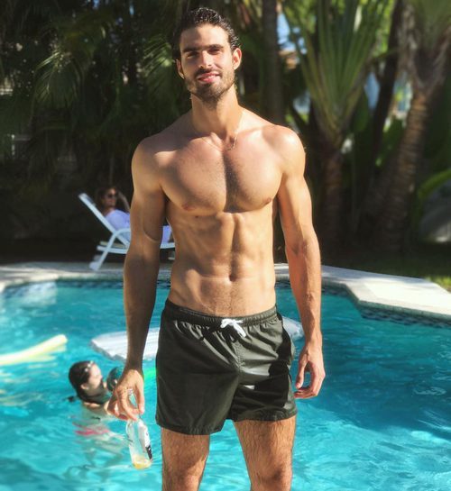 Juan Betancourt, semidesnudo en la piscina