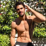 Juan Betancourt sonríe a la cámara semidesnudo