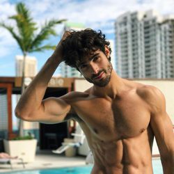 Juan Betancourt, desnudo, posa sexy en bañador