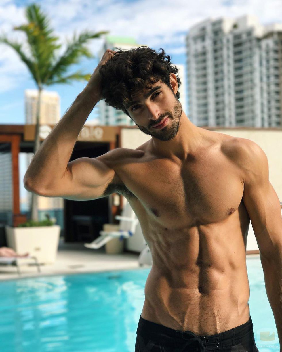 Juan Betancourt, desnudo, posa sexy en bañador