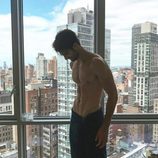 Juan Betancourt, desnudo de perfil y con una toalla