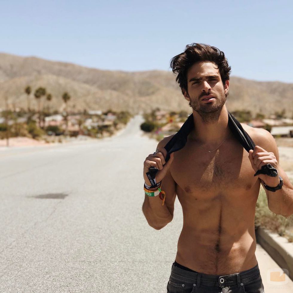 Juan Betancourt, desnudo, posa sexy en la carretera