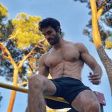 Juan Betancourt, desnudo, se sienta sobre una barra de metal