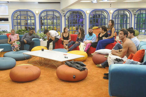 Diez concursantes de 'GH Revolution' sentados en la casa