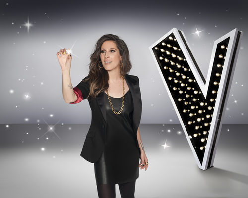 Malú cogiendo una estrella en una foto promocional de 'La Voz 5'