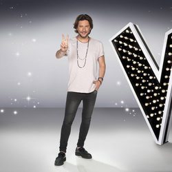 Manuel Carrasco posando en una foto promocional de 'La Voz 5'