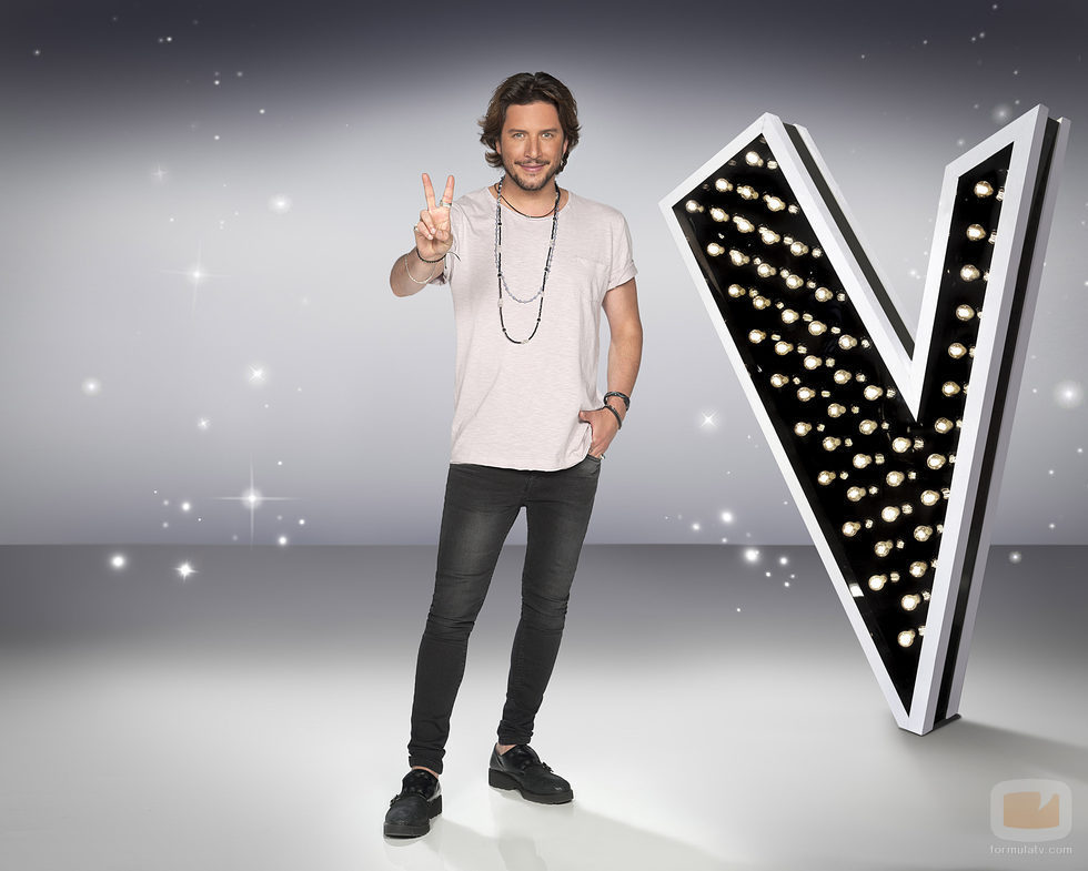 Manuel Carrasco posando en una foto promocional de 'La Voz 5'