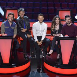 Los coaches y el presentador sentados en 'La Voz 5'