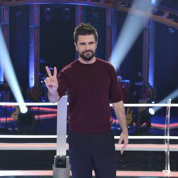 Juanes, coach de 'La Voz 5', posa en el plató