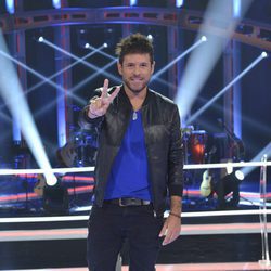 Pose del coach Pablo López en el plató de 'La Voz 5'