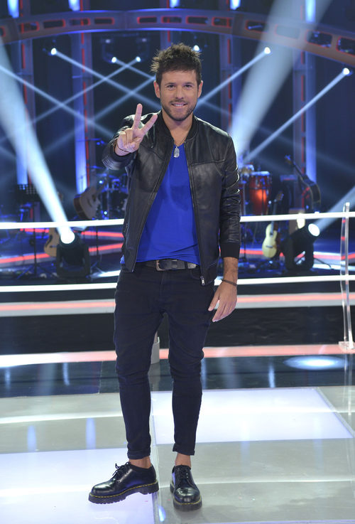 Pose del coach Pablo López en el plató de 'La Voz 5'