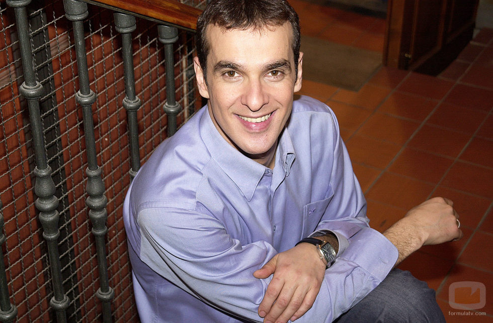 Luis Merlo sentado en la escalera de 'Aquí no hay quien viva'