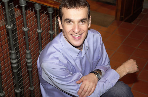 Luis Merlo sentado en la escalera de 'Aquí no hay quien viva'