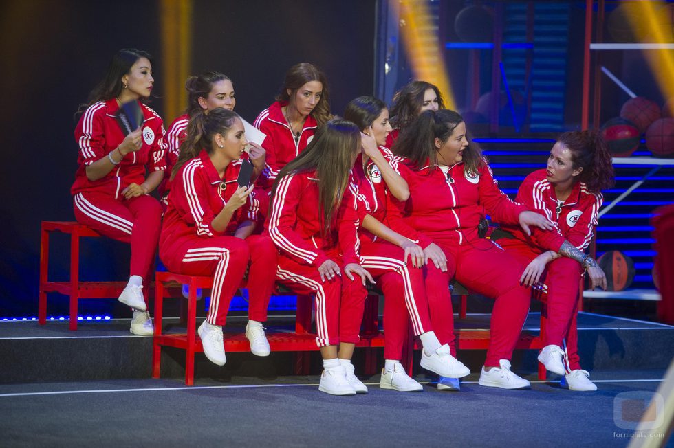 La grada de las chicas en la prueba semanal de 'GH Revolution'
