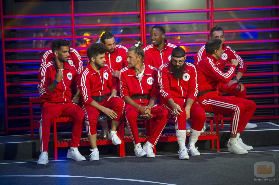 La grada de los chicos en la prueba semanal de 'GH Revolution'