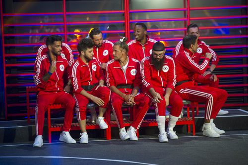 La grada de los chicos en la prueba semanal de 'GH Revolution'