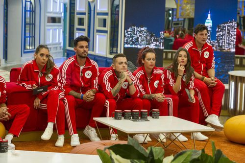 Los concursantes de 'GH Revolution' escuchando a Jorge Javier Vázquez