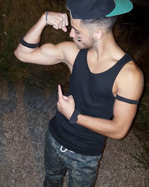 Rubén Valle ('GH Revolution') posa marcando brazo