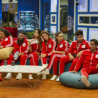 Parte de los concursantes de 'GH Revolution' en el salón tras la segunda gala