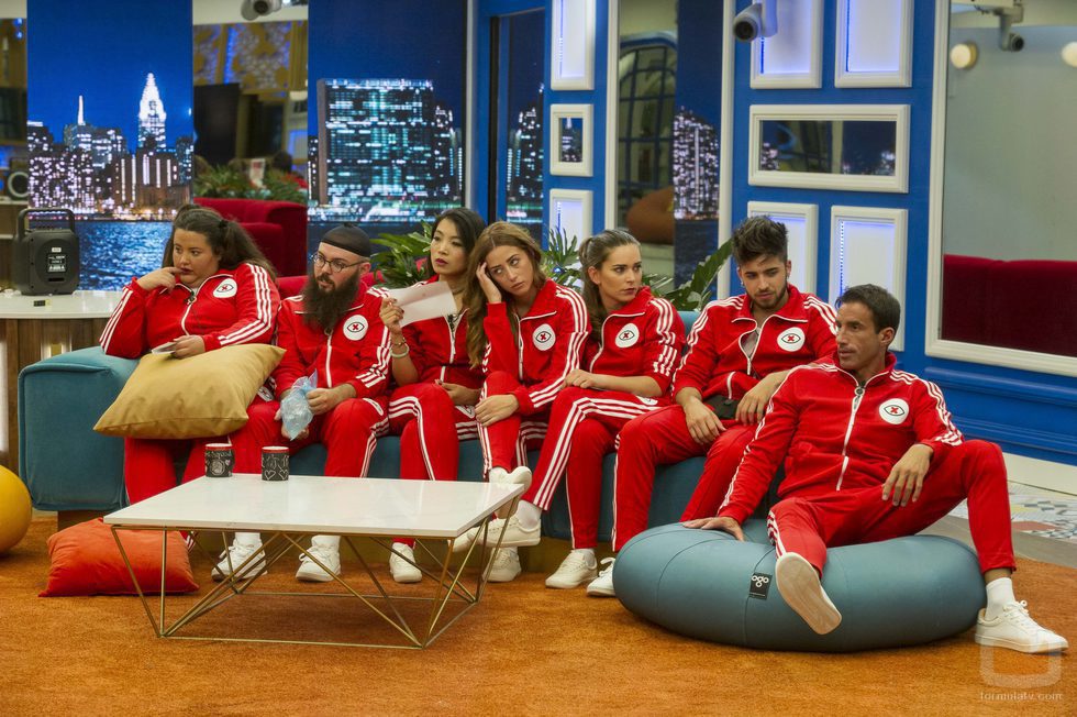 Parte de los concursantes de 'GH Revolution' en el salón tras la segunda gala