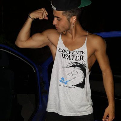 Rubén Valle ('GH Revolution') posa sensualmente marcando brazo