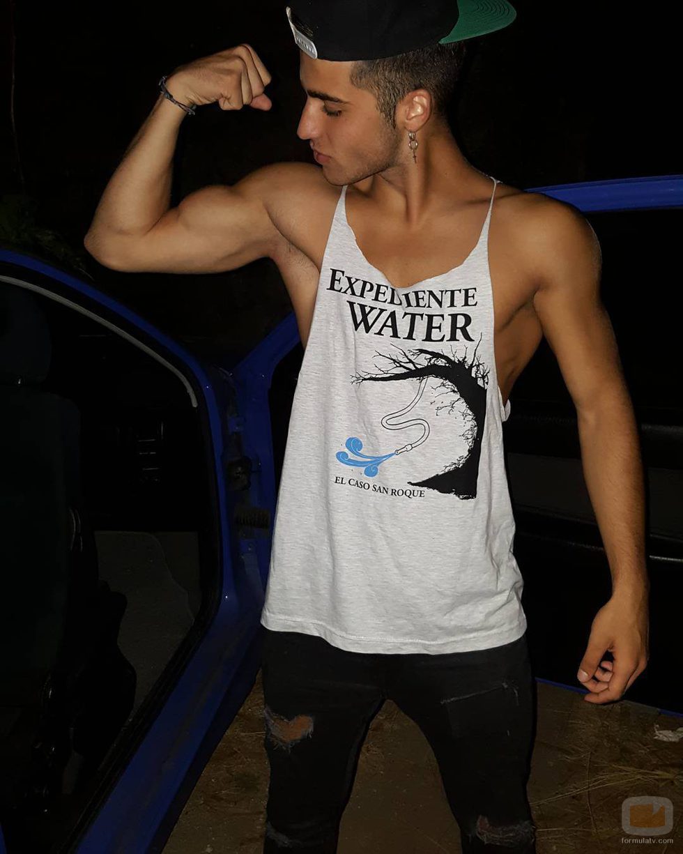 Rubén Valle ('GH Revolution') posa sensualmente marcando brazo
