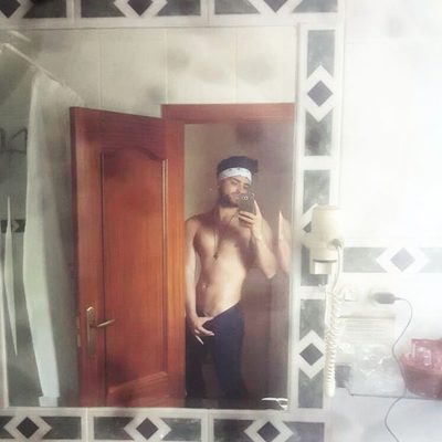 Rubén Valle ('GH Revolution') se saca un selfie en el baño