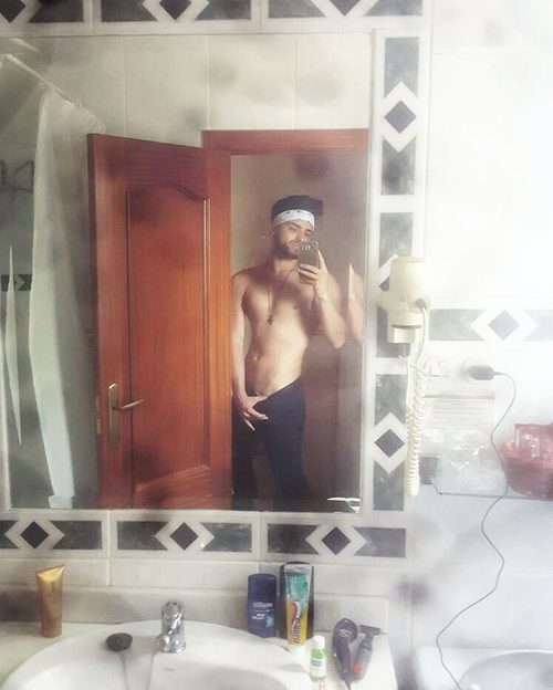 Rubén Valle ('GH Revolution') se saca un selfie en el baño