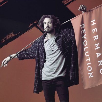 Christian Gabaldón posa con la bandera de 'GH Revolution'