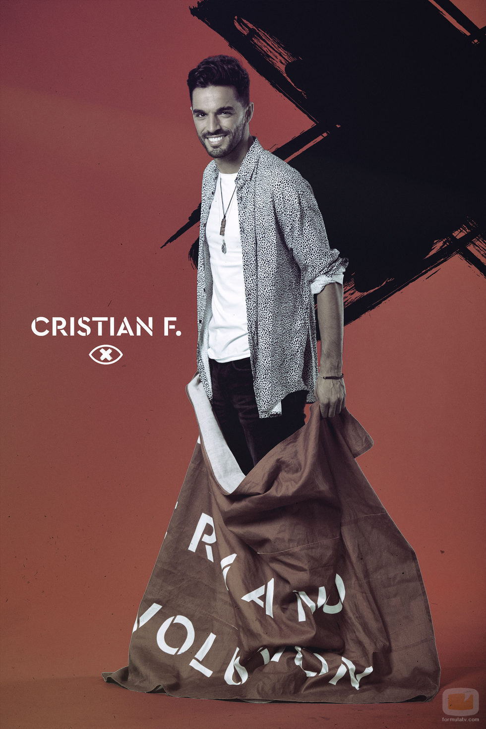 Cristian Fernández posa con la bandera de 'GH Revolution'