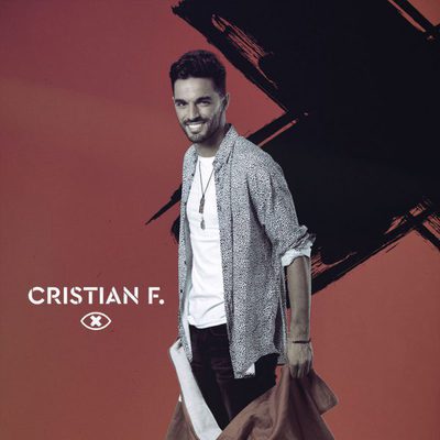 Cristian Fernández posa con la bandera de 'GH Revolution'