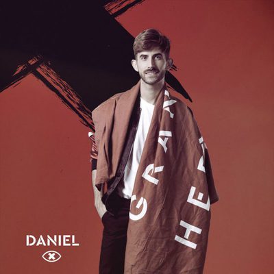 Daniel Sánchez posa con la bandera de 'GH Revolution'