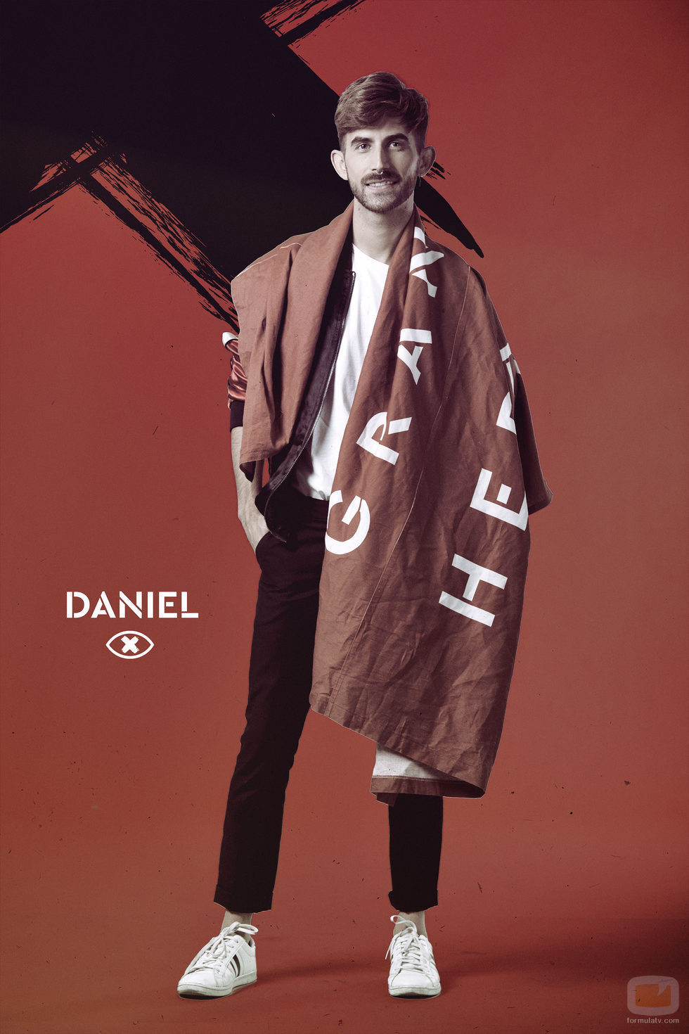 Daniel Sánchez posa con la bandera de 'GH Revolution'