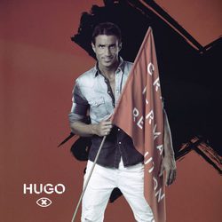 Hugo Martín posa con la bandera de 'GH Revolution'