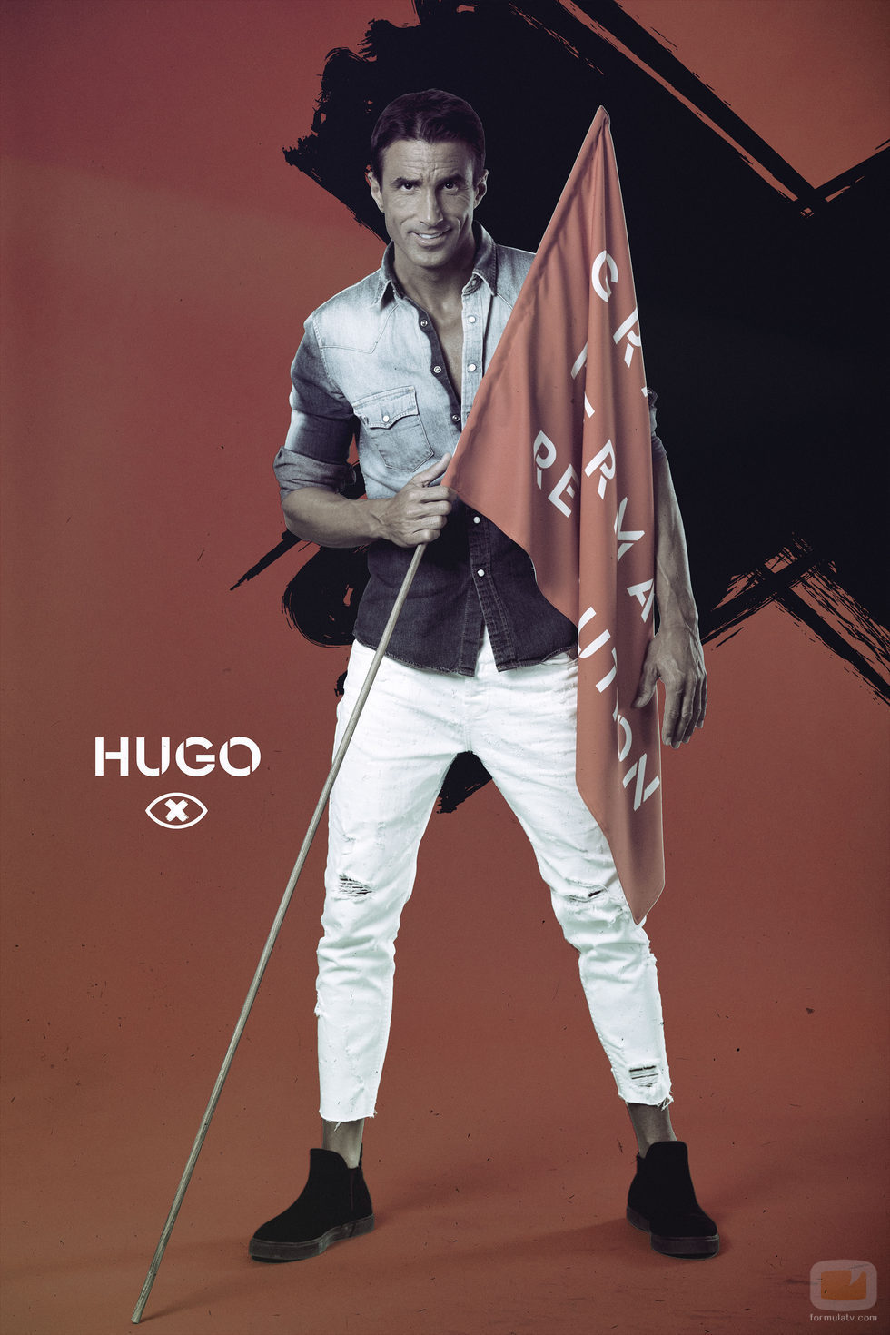 Hugo Martín posa con la bandera de 'GH Revolution'