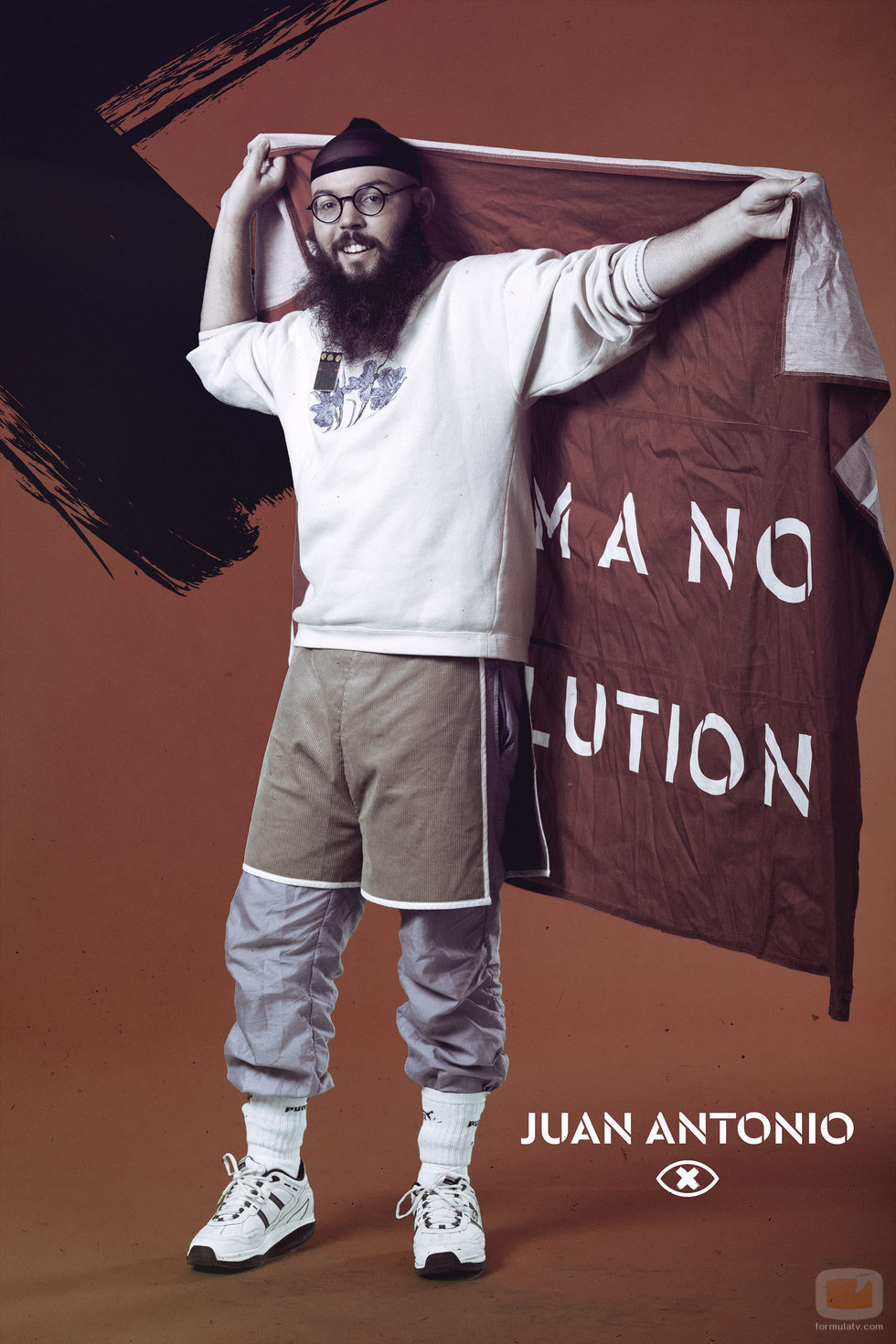 Juan Antonio Labory posa con la bandera de 'GH Revolution'