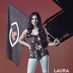 Laura Velasco posa con la bandera de 'GH Revolution'