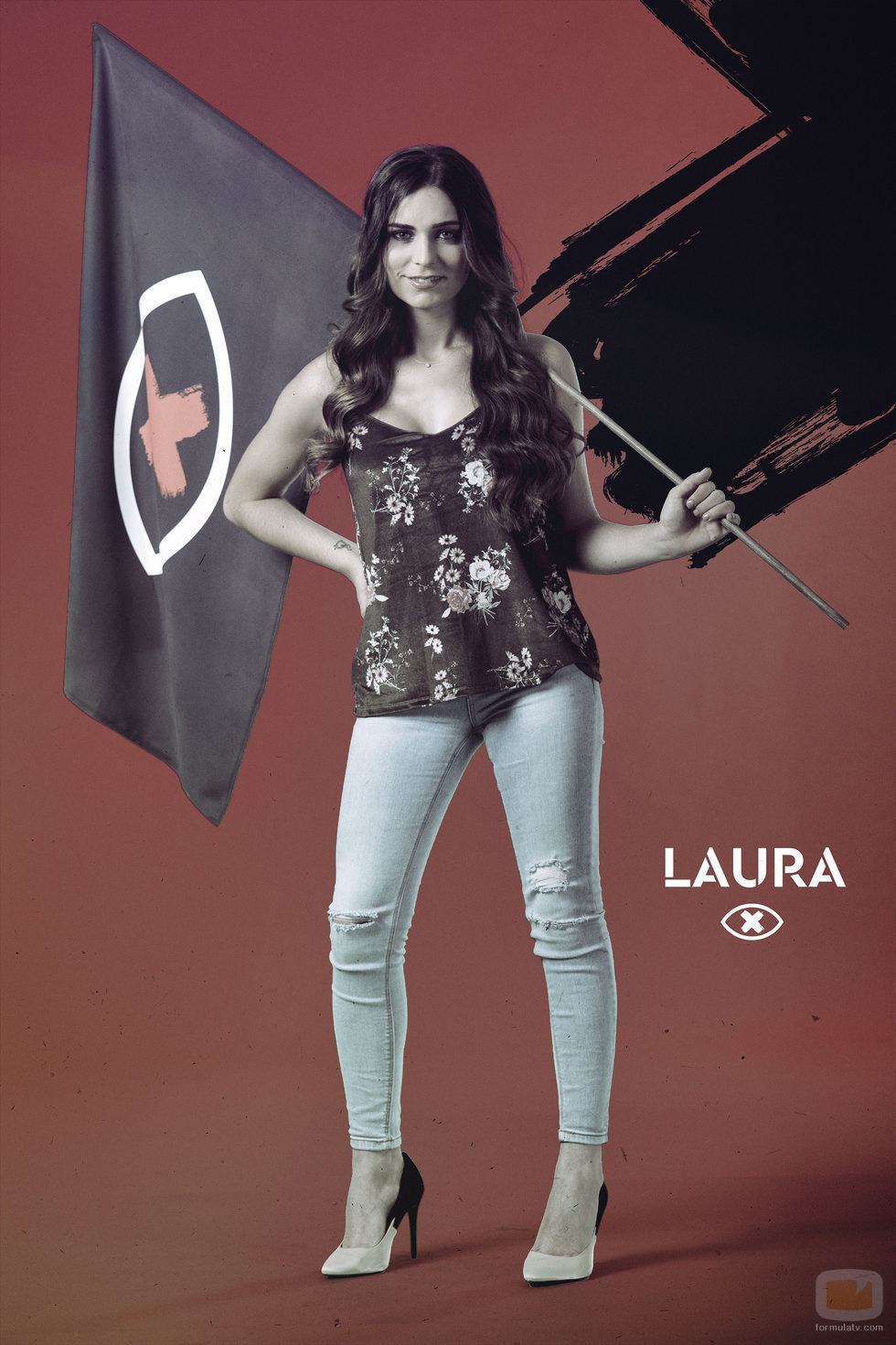 Laura Velasco posa con la bandera de 'GH Revolution'